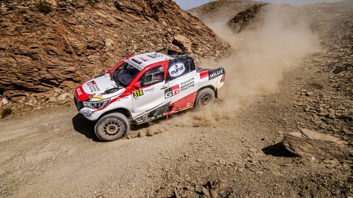 Alonso y Coma con el Toyota en Marruecos.