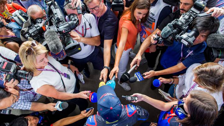 Naoki Yamamoto, atendiendo a la prensa tras subirse al Toro Rosso.