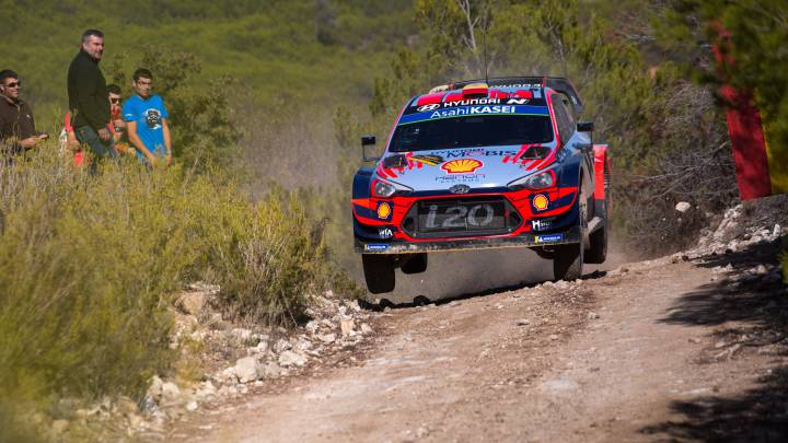Loeb arrebata el liderato a Sordo y Tanak acaricia el título