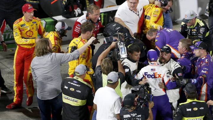 La pelea de la Nascar entre Logano y Hamlin.