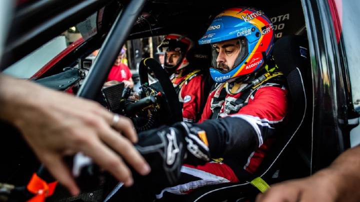Alonso y Coma subidos en el Toyota en Arabia Saudí.