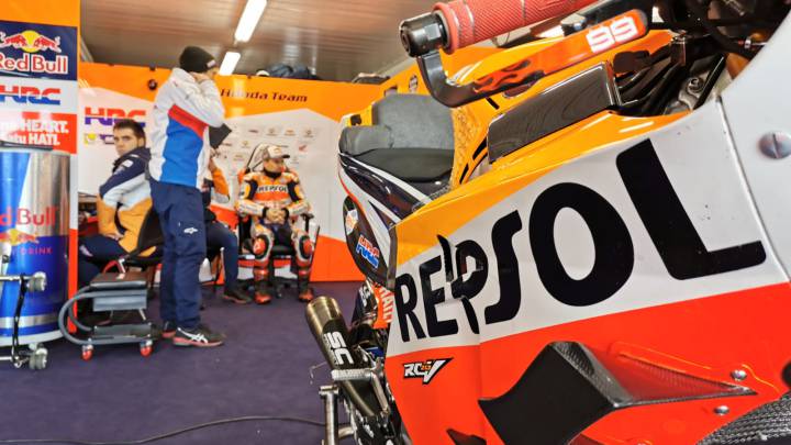Lorenzo en su garaje durante el GP de Australia 2019