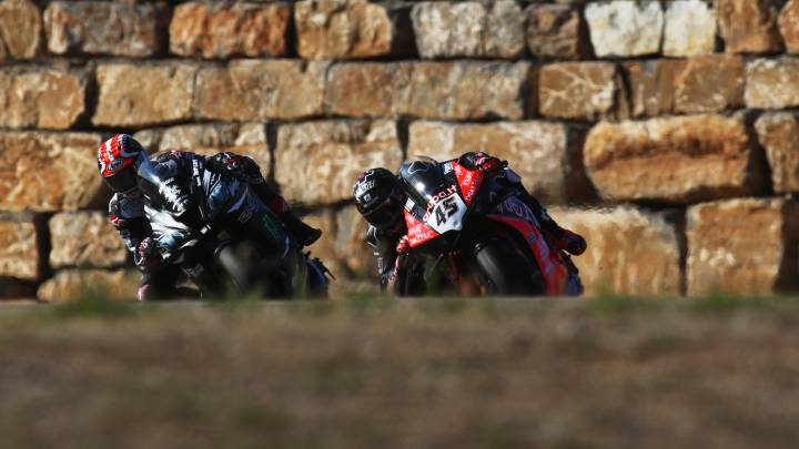 Rea y Redding pasan por el muro de MotorLand durante los test.
