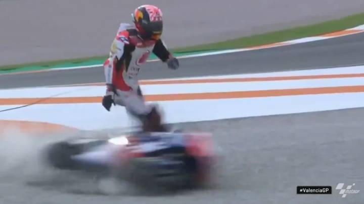 Escalofriante atropello de la moto de Lecuona a Zarco