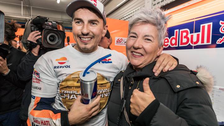 Lorenzo junto a su madre el día de su adiós a MotoGP