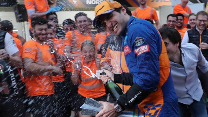 Carlos Sainz, tras el podio en el GP de Brasil. Interlagos, F1 2019.