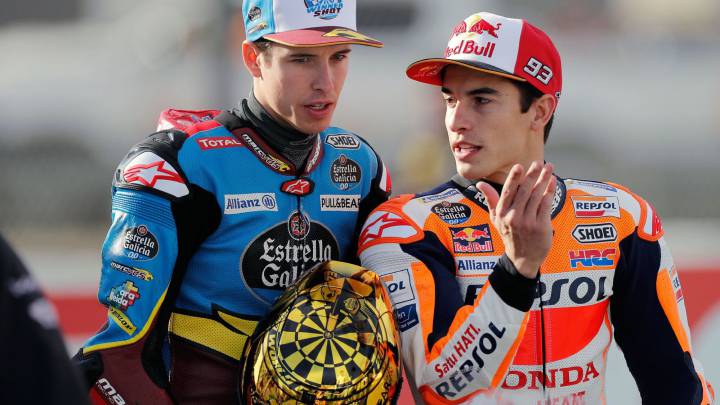 Márquez habla con su hermano Álex en la recta de meta de Valencia