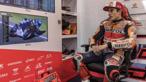 Márquez en su box durante la primera jornada de test en Valencia
