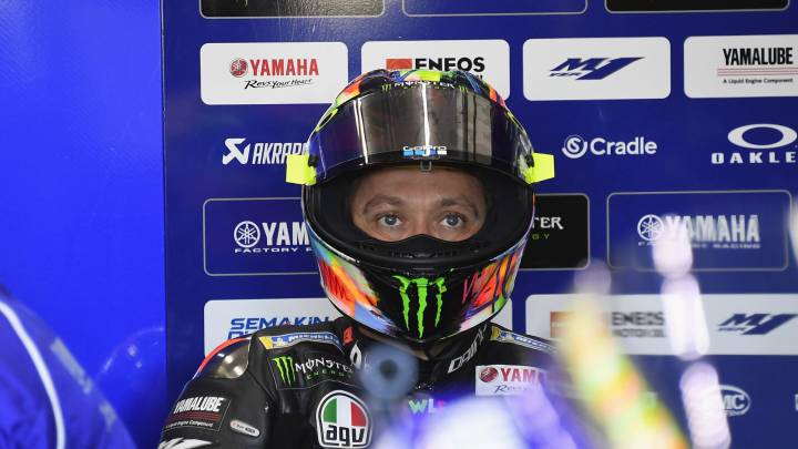 Valentino Rossi en el box de Yamaha durante los test de pretemporada