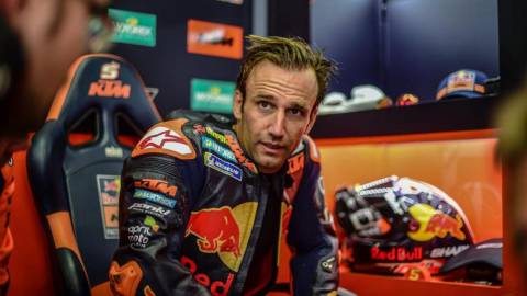 Johann Zarco en el box de KTM durante una carrera de 2019
