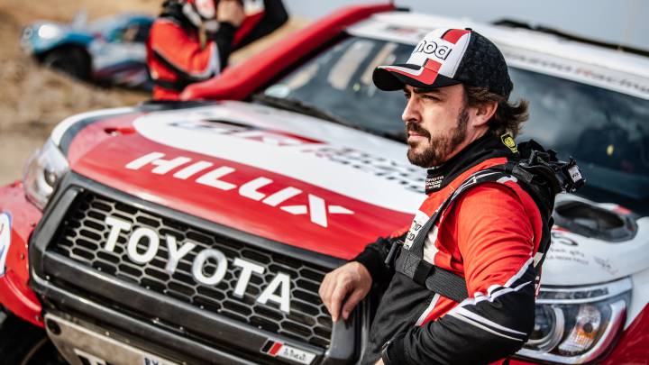 Fernando Alonso con el Toyota del Dakar.
