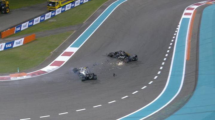 Mercedes saca el rodillo pero Bottas firma un choque cómico