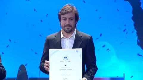 Fernando Alonso recogiendo su segunda placa de miembro del 'Hall of Fame' de la FIA en París.