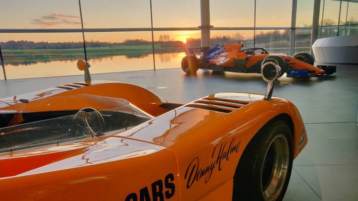 Dos coches de McLaren, uno clásico y el F1 de 2019, en Woking.