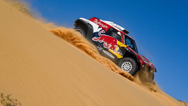 Carlos Sainz bajando una duna con el Mini.