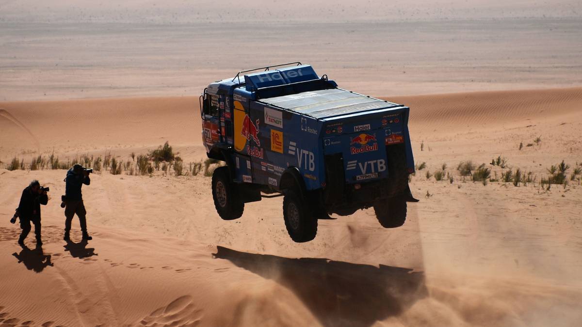 El Kamaz ruso 'vuela' sobre la arena del Dakar saudí
