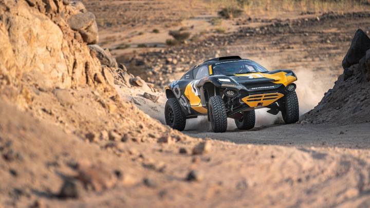 El Extreme E durante el 'shakedown' que hizo Chicherit en el Dakar.