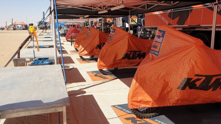 Las KTM cubiertas por una lona durante la etapa cancelada en el Dakar por la muerte de Paulo Gonçalves.
