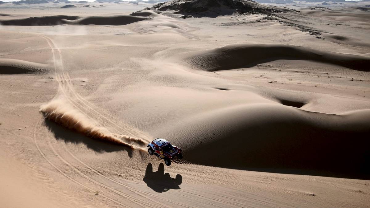 Los pilotos 'vuelan' entre las dunas de Wadi Al Dawasir