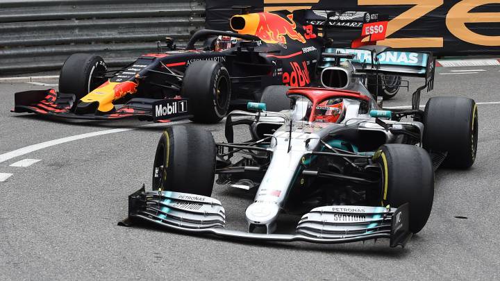 El Red Bull RB15 de Max Verstappen y el Mercedes W10 de Lewis Hamilton en el GP de Mónaco de F1 2019.