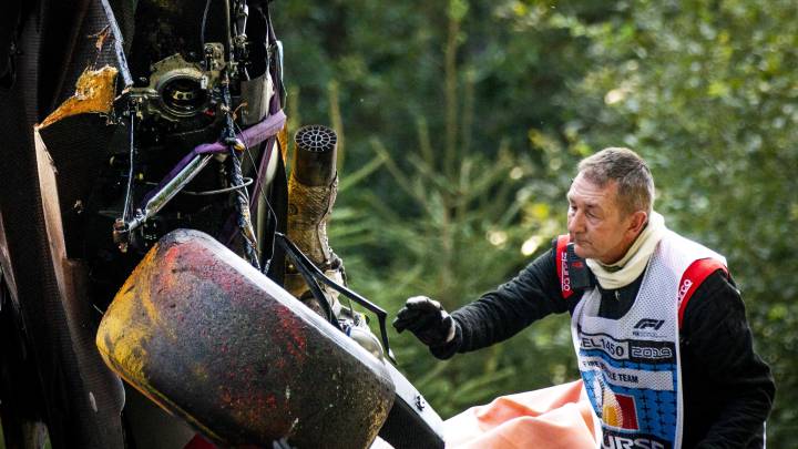 El coche destrozado de Anthoine Hubert, examinado por un comisario.