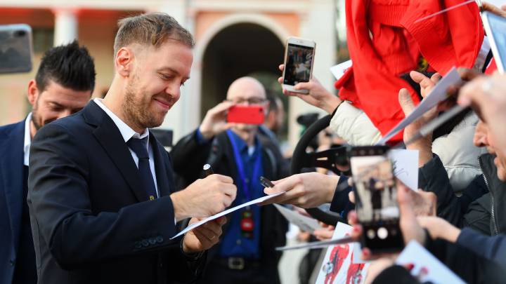 Vettel firmando autógrafos a los 'tifosi' antes de la presentación de Ferrari.