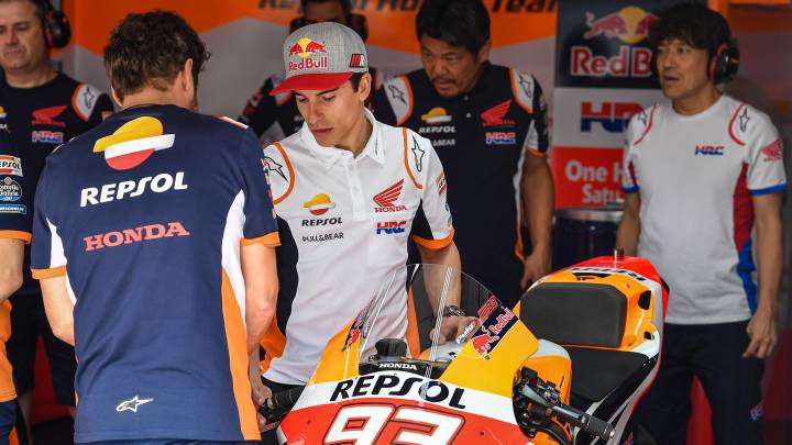 Márquez en el box del Repsol Honda durante el test de Qatar.