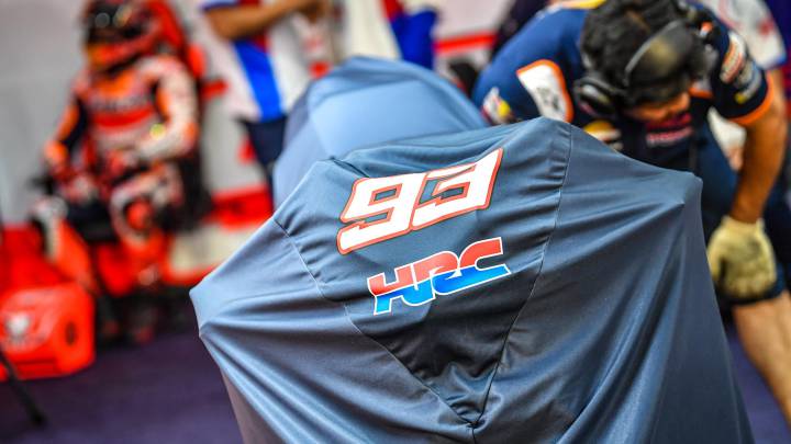 La Honda de Márquez cubierta por una lona.
