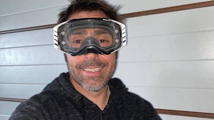 Butrón dona sus gafas de cross para hospitales de Cádiz