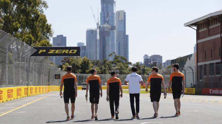 Carlos Sainz y sus ingenieros en McLaren.