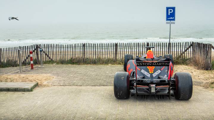 Un Red Bull Honda aparcado en la playa de Zandvoort.