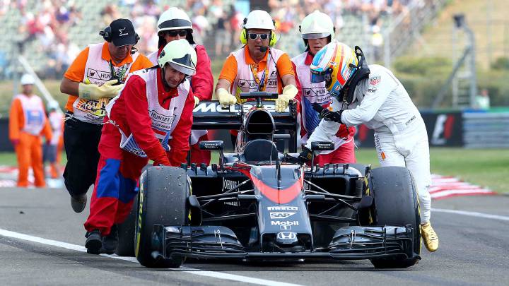 Alonso empuja su McLaren en Hungría 2015.