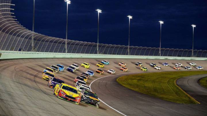 La NASCAR podría celebrar una carrera en Charlotte en mayo.