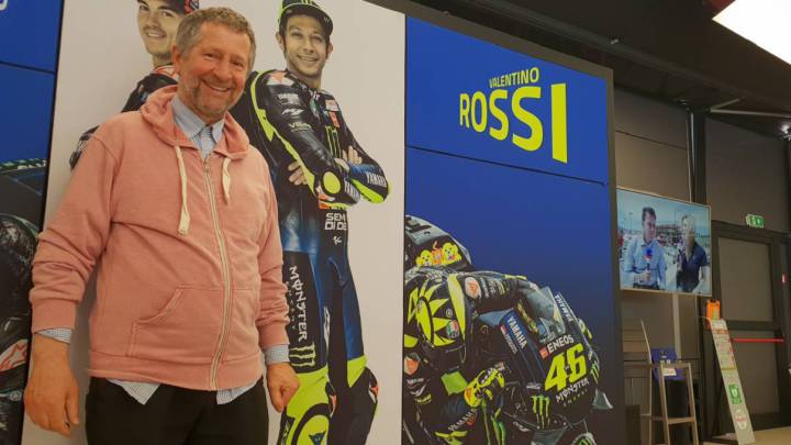 Graziano Rossi ve a su hijo pilotando con 45 años
