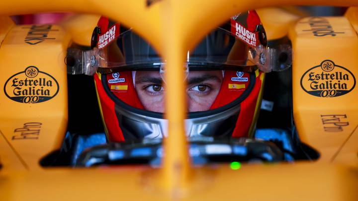 Carlos Sainz (McLaren MCL35).