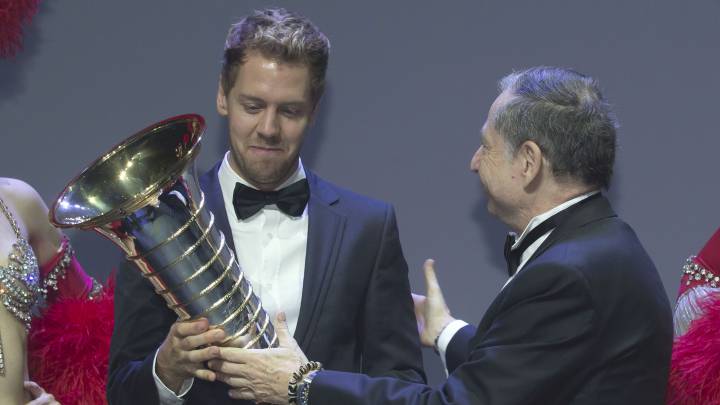 Jean Todt entrega a Sebastian Vettel el trofeo de campeón del mundo de Fórmula 1.