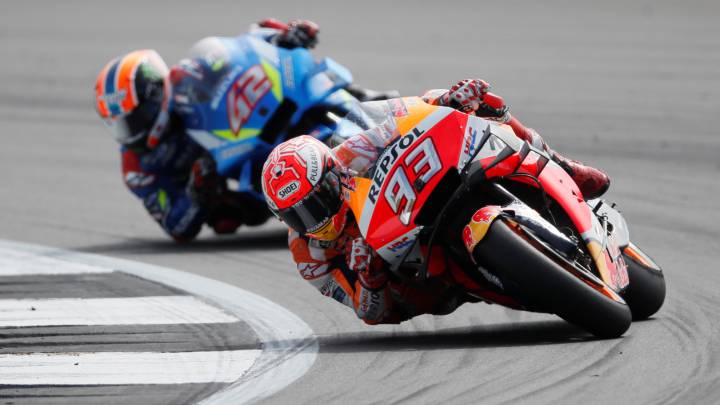 Rins: "Márquez juega mucho con todos los pilotos"