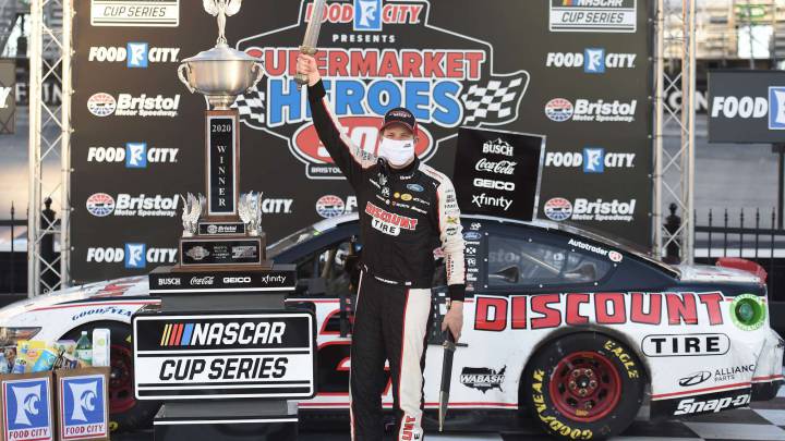 Brad Keselowski celebra su segunda victoria en una semana en la NASCAR.