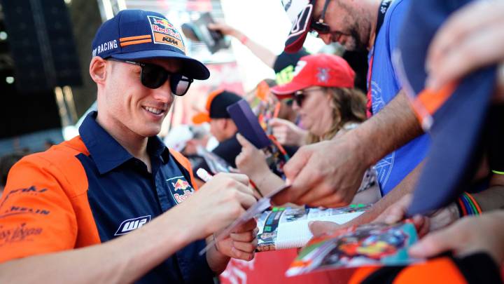 Pol Espargaró firma autógrafos durante el GP de Austria 2019.