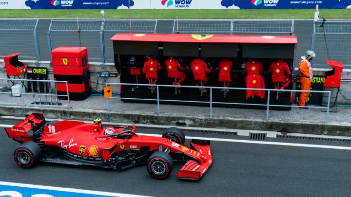 Leclerc con el Ferrari en el pit lane de Hungría.