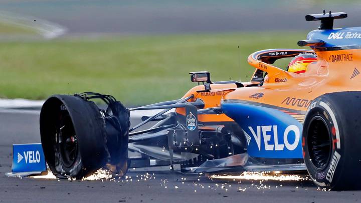 Pinchazo en el neumático delantero izquiero de Carlos Sainz (McLaren MCL35). Silverstone, F1 2020.