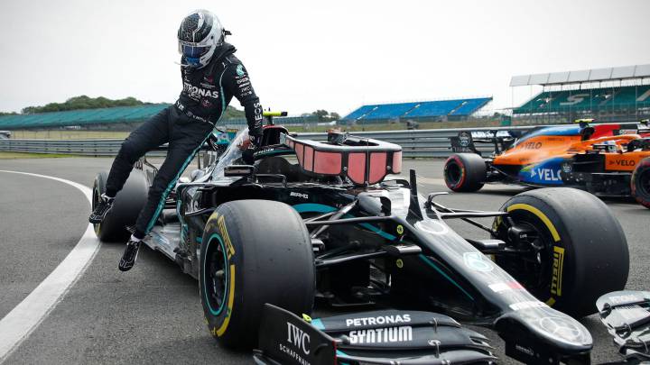 Valtteri Bottas (Mercedes W11), delante de Lewis Hamilton. Silverstone, F1 2020.