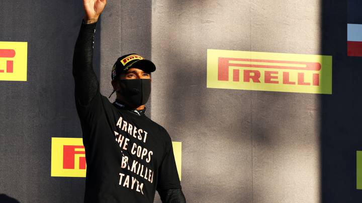 Lewis Hamilton en el podio de Mugello.