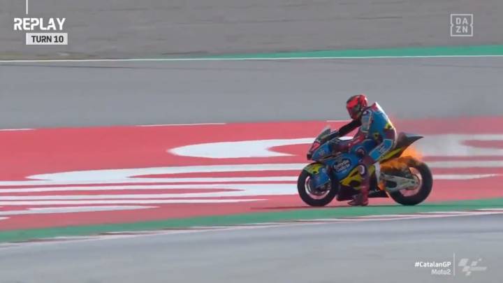 Fernández salta de su moto envuelta en llamas para salvarse