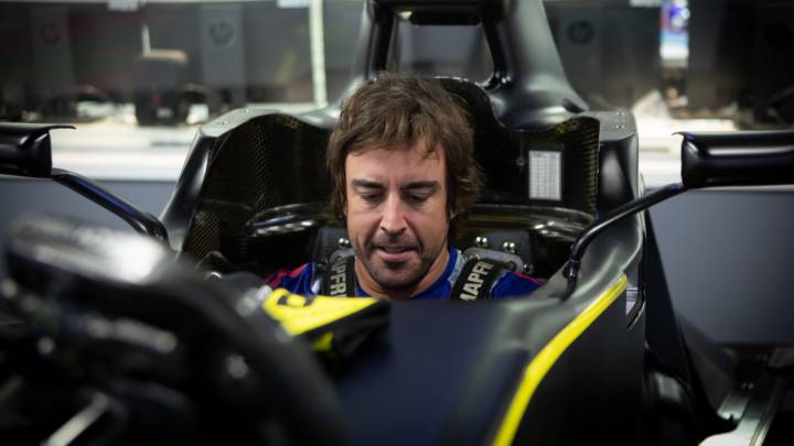 Alonso sentado en un monocasco de Renault en la fábrica de Enstone.