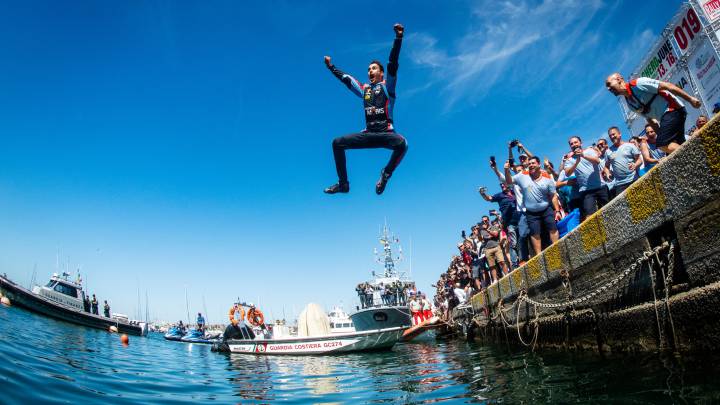 Dani Sordo celebró con un baño en el Puerto de Alghero su victoria en Cerdeña 2019.