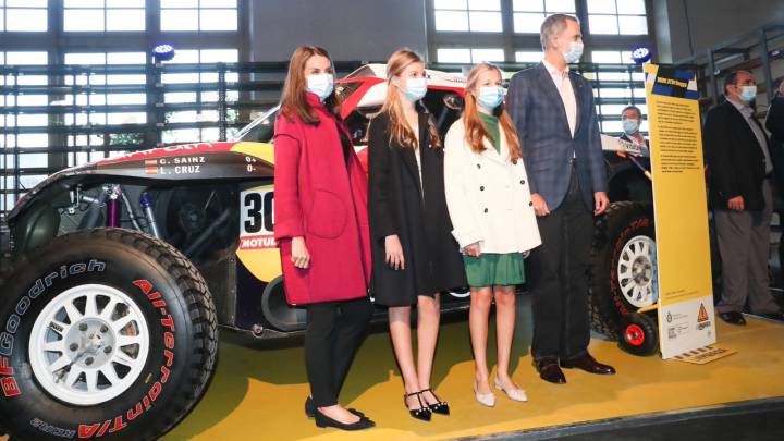 La Familia Real descubre los coches de Carlos Sainz
