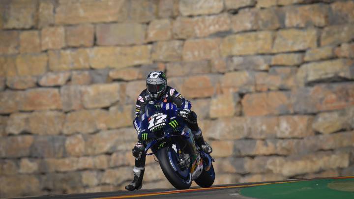 Maverick lidera en el frío y dura caída de Quartararo a 150 km/h