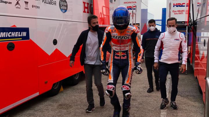 Álex Márquez llegando al box del Repsol Honda junto a su padre y Puig en Valencia.