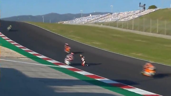 Canet esquivando motos tras su caída en Portimao.